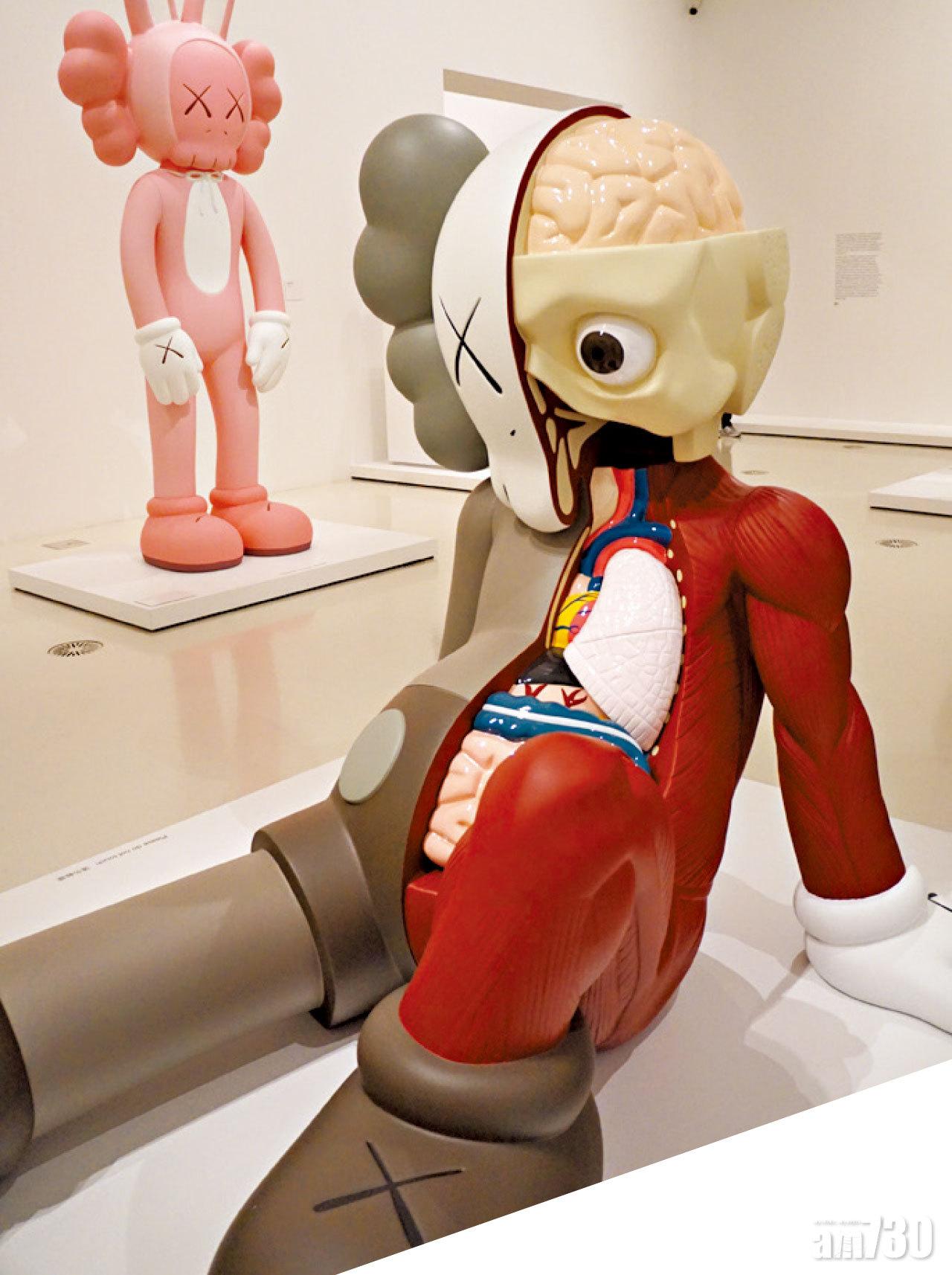 比人稍高的雕像成打卡點。