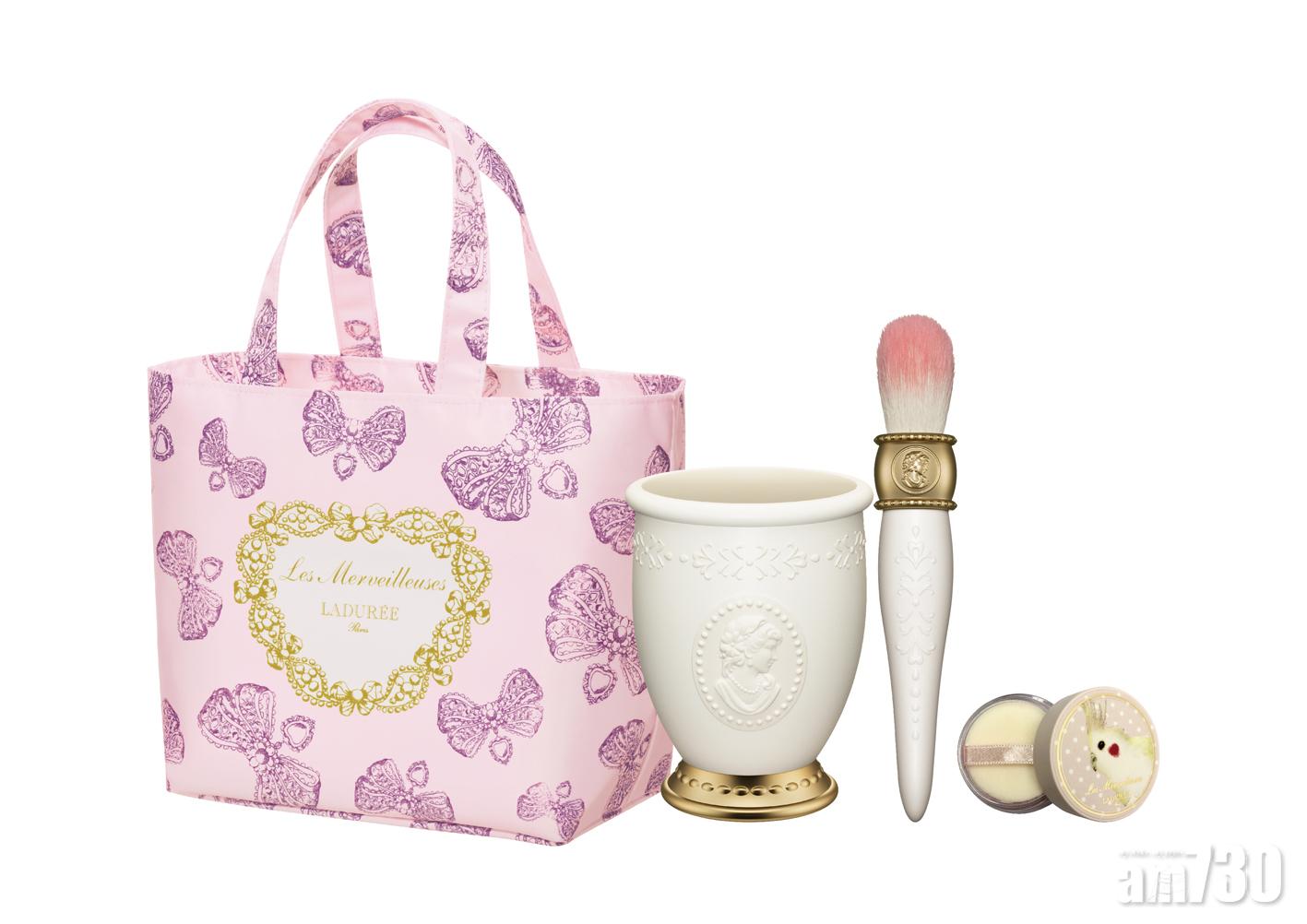 Les Merveilleuses LADURÉE 經典彩妝工具套裝 特價:$690 (價值 $1,220、43% off)
.經典彩妝掃座
.經典胭脂掃
.迷你法式胭脂蜜粉
.優雅蝴蝶手挽袋
(優惠期由即日至2020年3月31日)