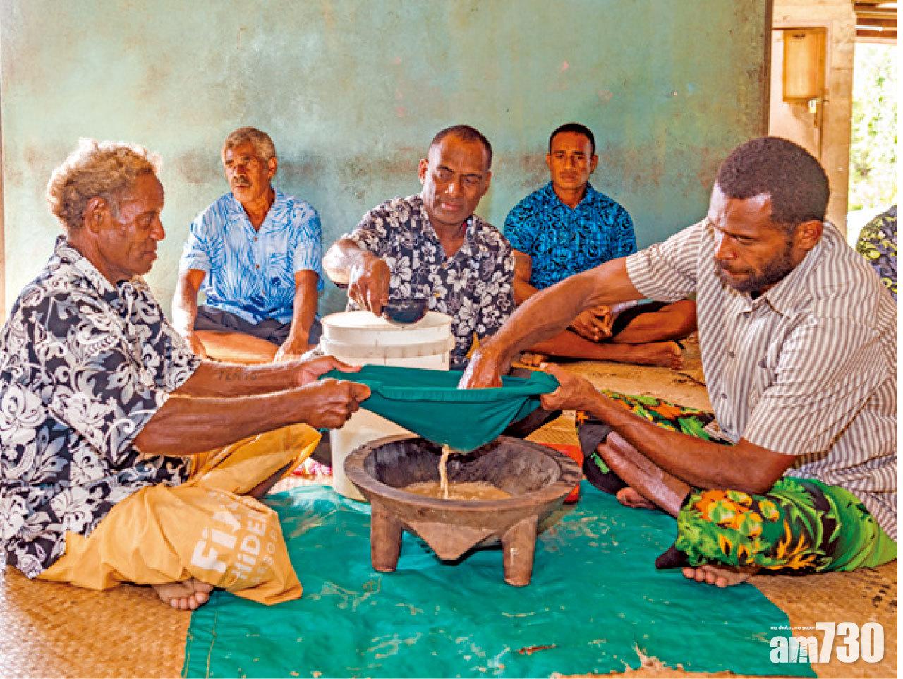 每逢入村村長都會舉行歡迎儀式,他們正製作的Kava(卡瓦),是重要場合的飲料。