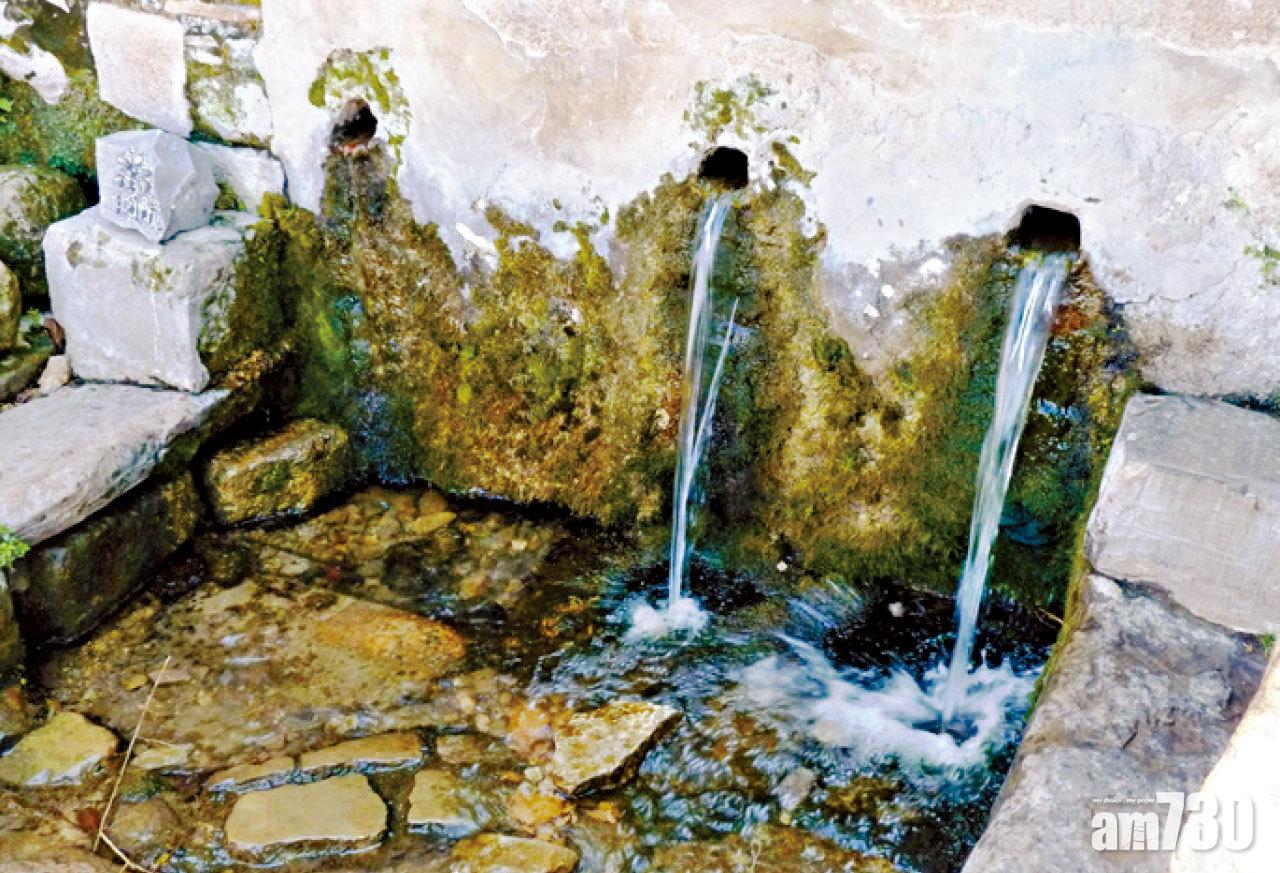 天梯盡頭的古老聖泉不停流出泉水。