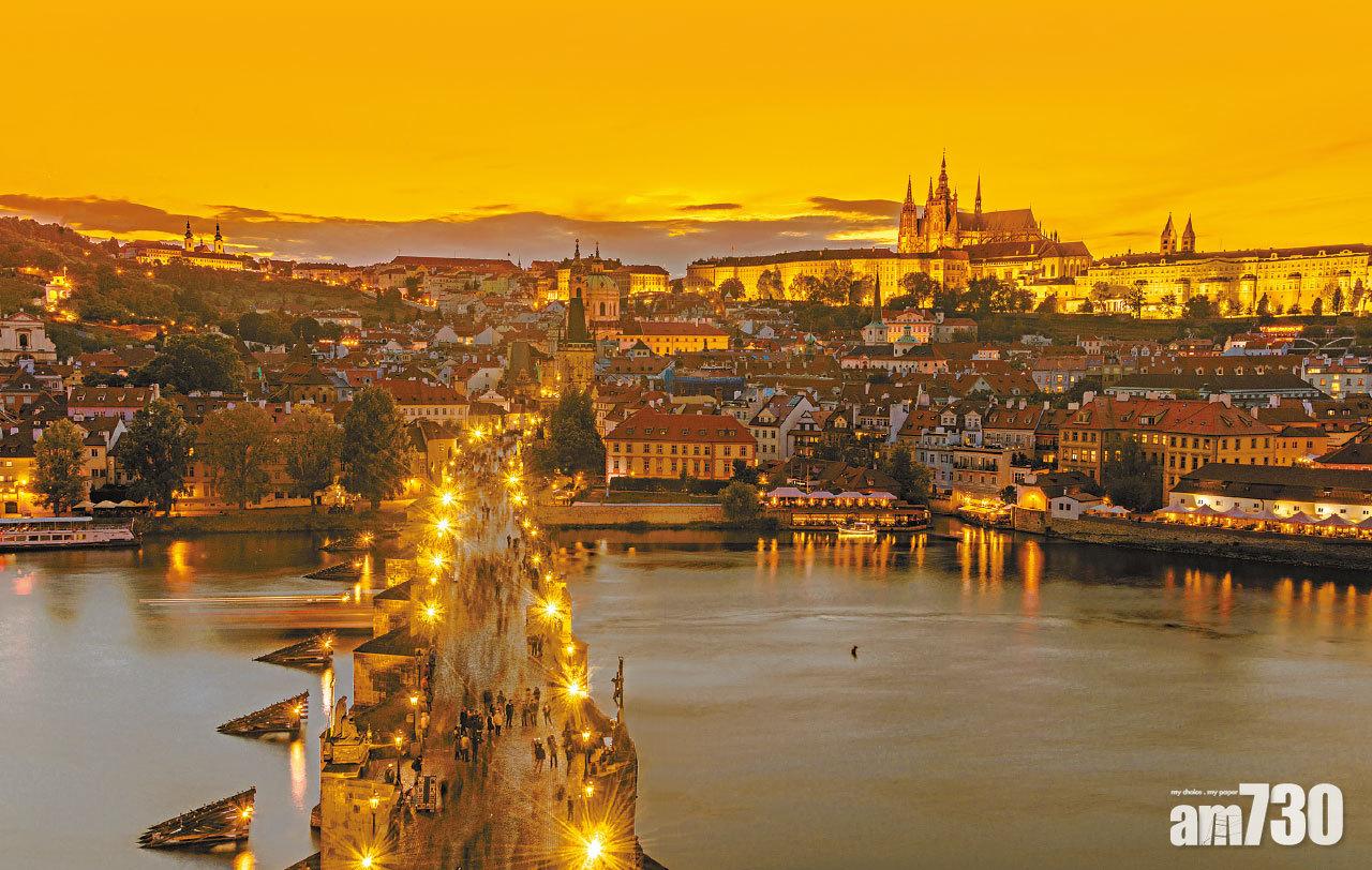 從查理大橋上塔樓以高角度欣賞整個舊城,用慢快門拍下人潮如流水的景色。