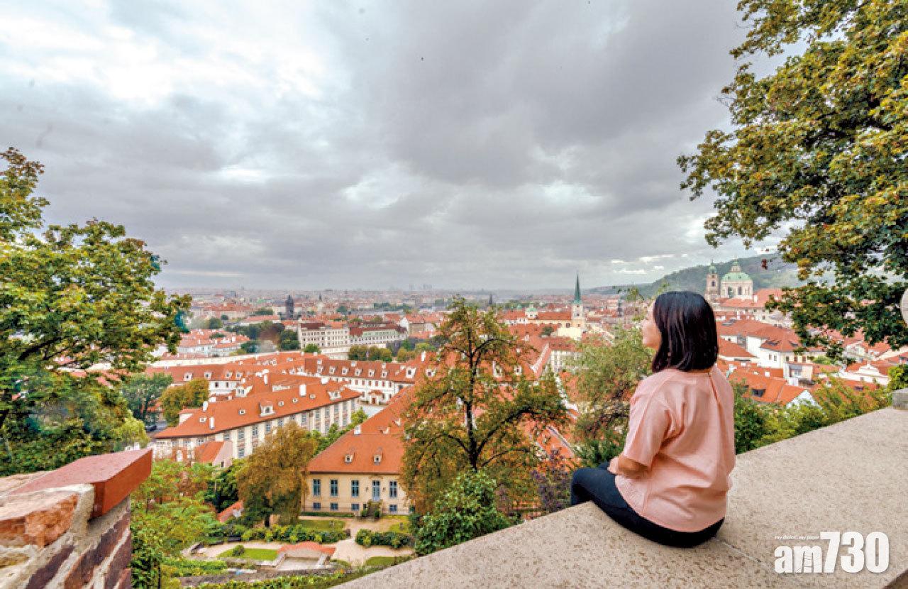 布拉格城堡地處高位,很多地方都能俯視城下一大片紅色屋頂。