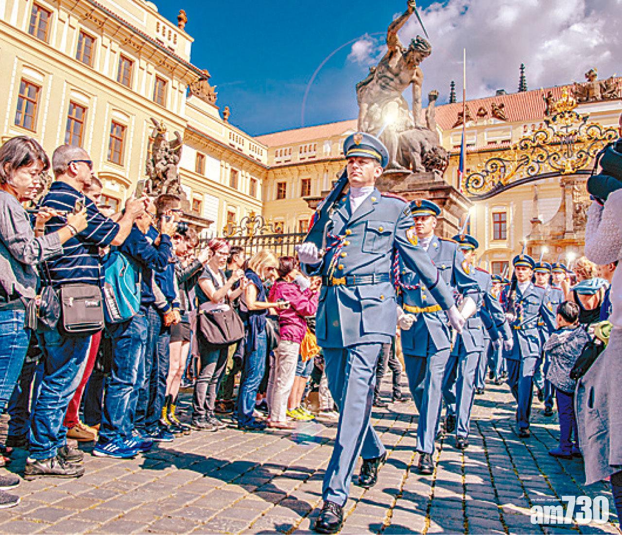 遊客能近距離看布拉格城堡每天中午的士兵換班儀式。