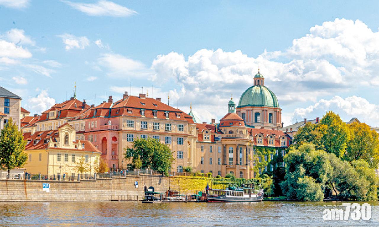 換一個角度在河上欣賞兩岸建築,也能拍出不同映影。