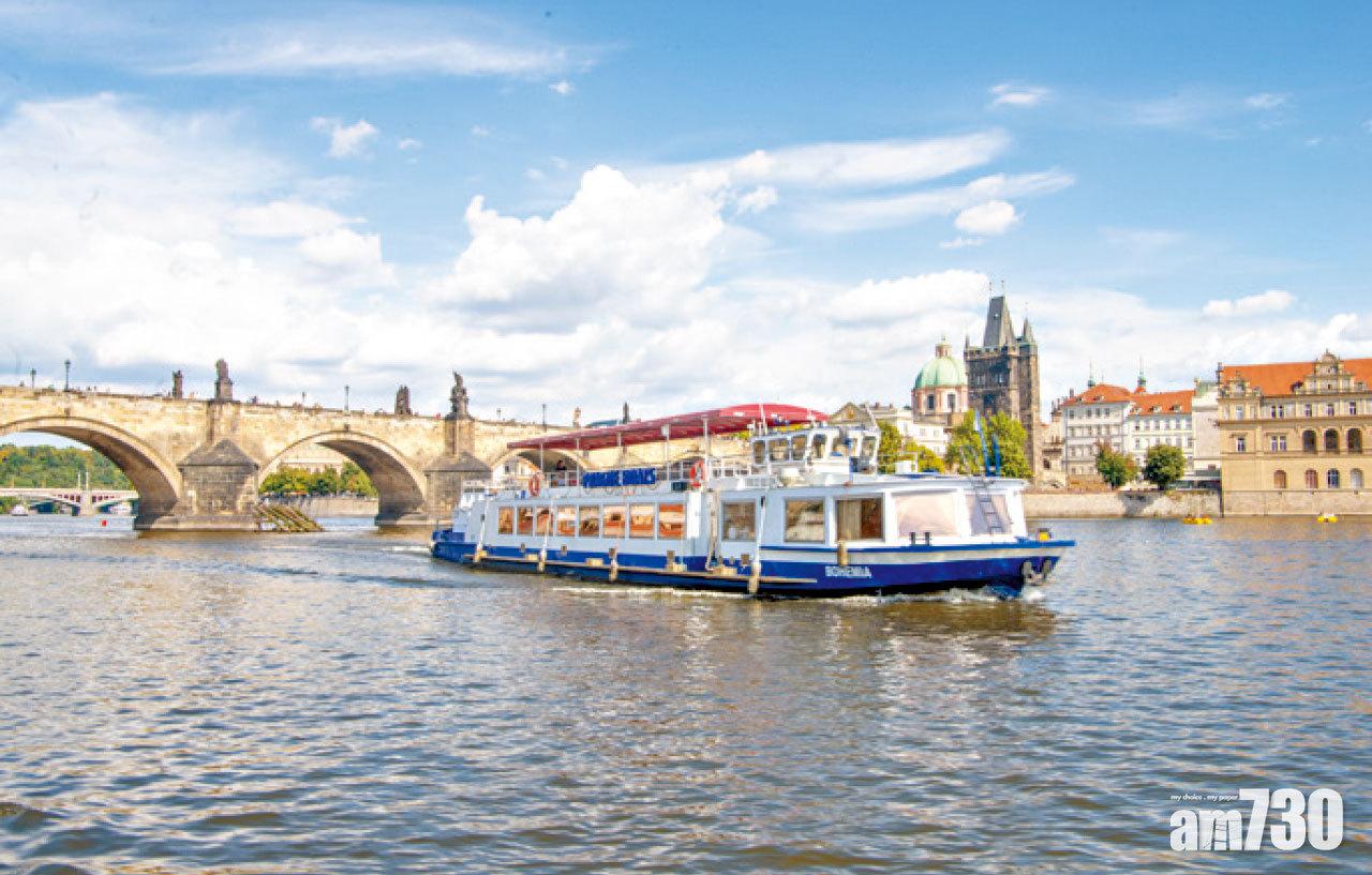 伏爾塔瓦河上有很多觀光船接載遊客短途觀光。