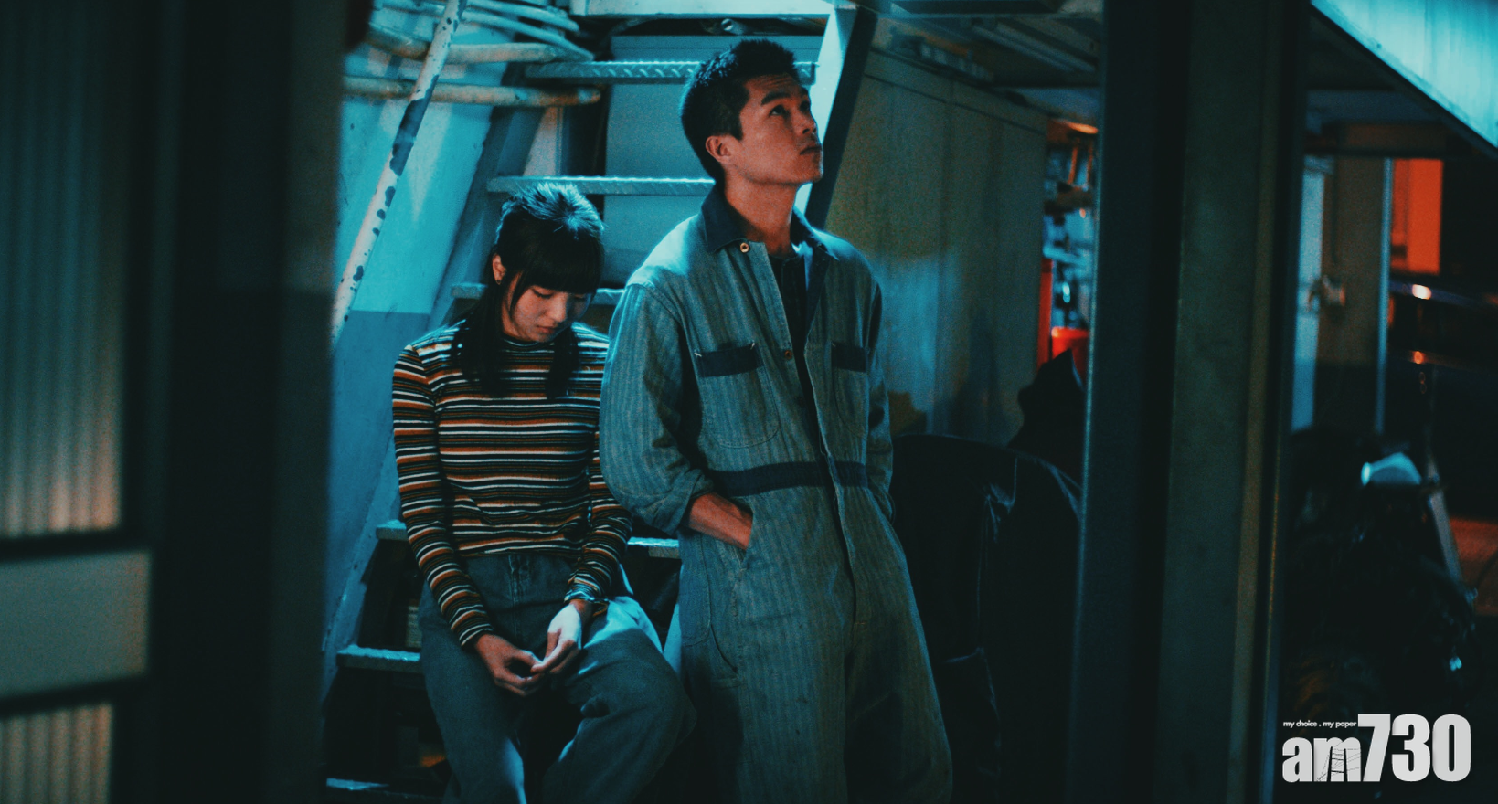 陳樂(柯煒林飾)是阿藍(阿冰飾)的守護者。