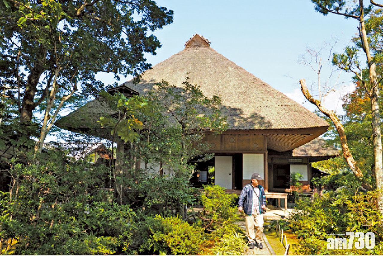 「臥龍山荘」擁有茅草頂的大屋「臥龍院」,周圍被一片綠意包圍。