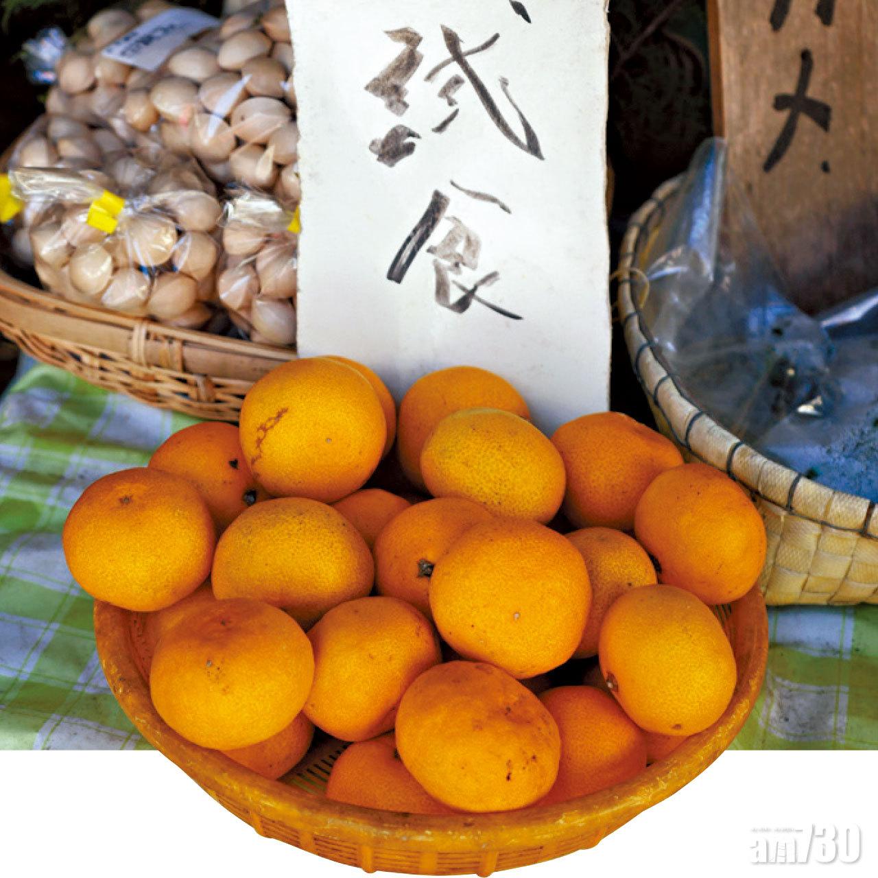 民居前的自助商店,售賣自家水果,還提供試吃。