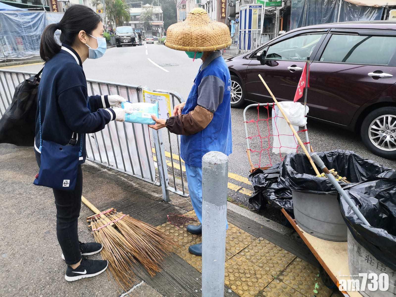 靈實關心前線清潔工在疫境中的健康,送上抗疫包,為他們打氣。