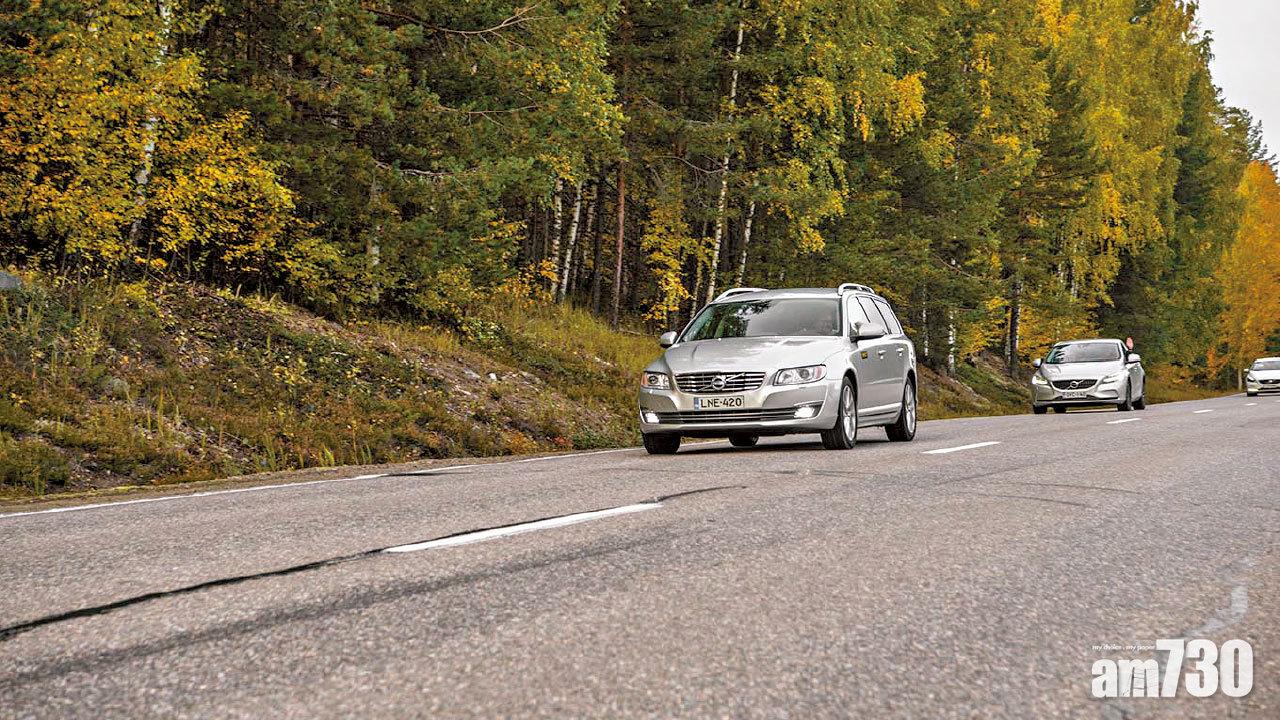駕駛左軚車在路上要注意行駛方向,超車時也要加倍留神。