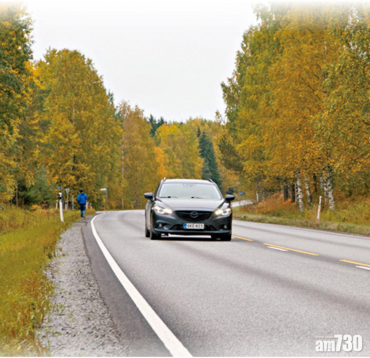 芬蘭公路設計平滑,有時又長又直會不自覺超速。