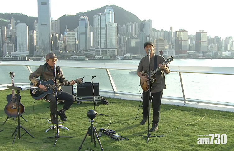 歌神與大仔許懷欣一齊父子合唱。