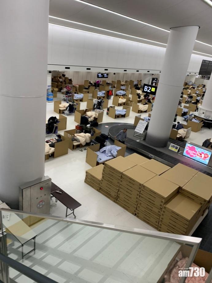 成田機場的紙箱陣隔離區。(路透社)