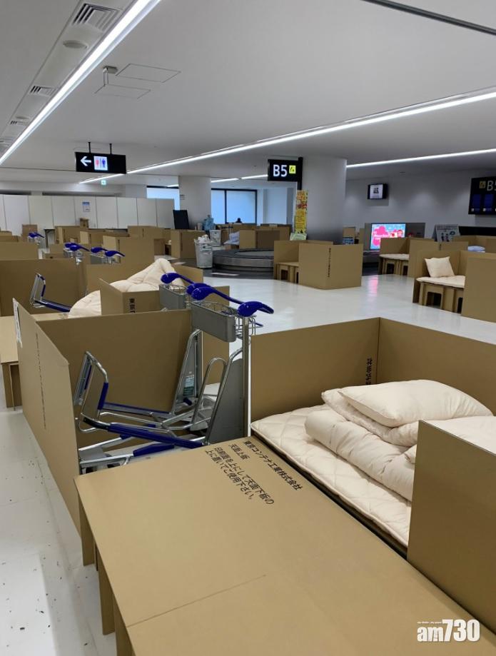 紙箱隔離床提供給等候檢測結果的入境旅客。(路透社)