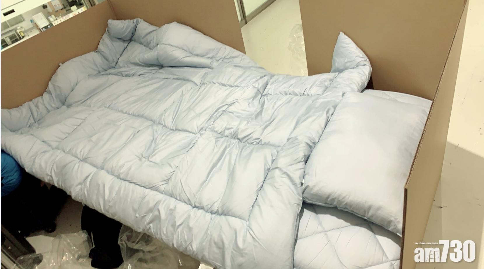 提供棉被和枕頭。(路透社)