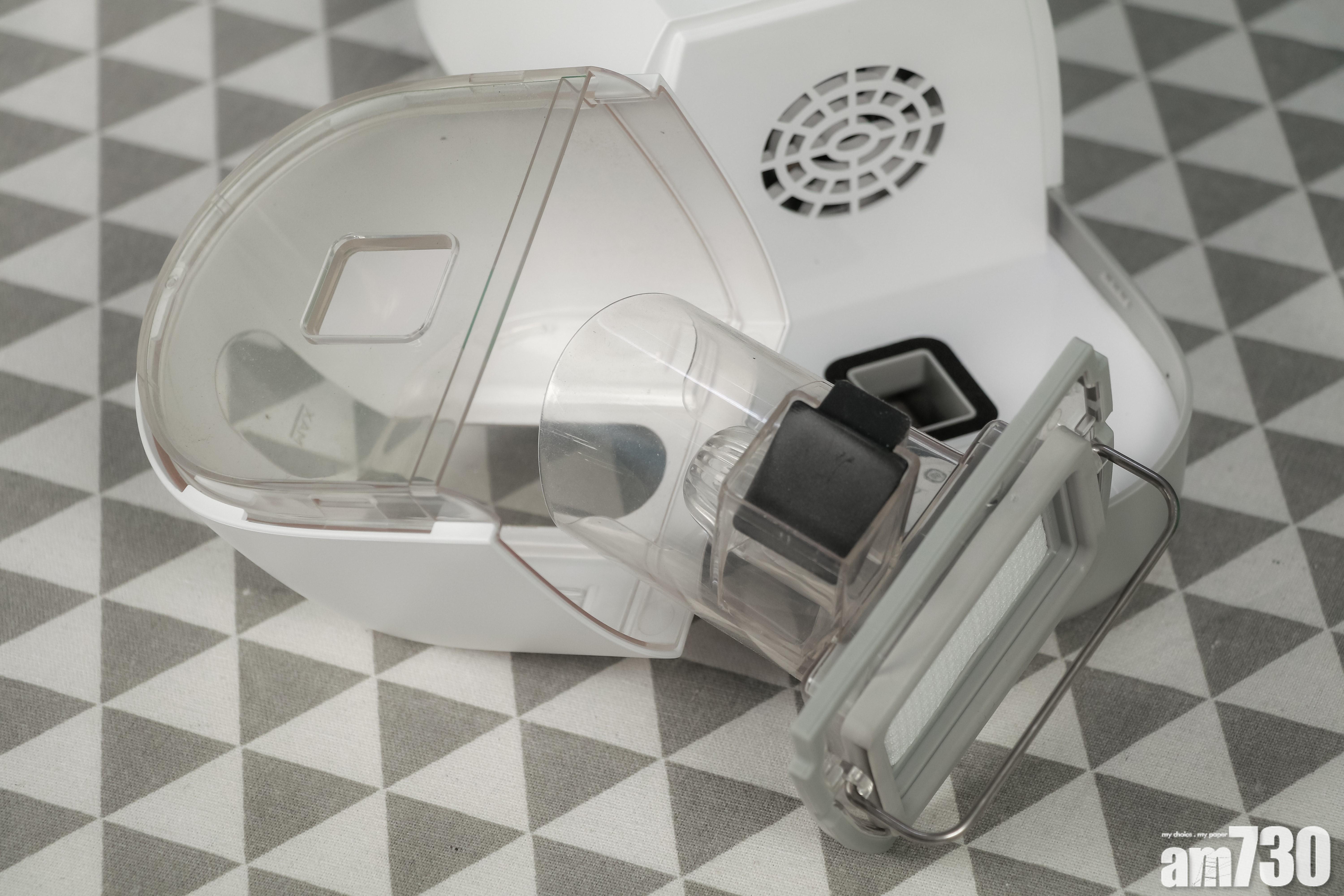 透明集塵盒被吸入的塵蟎毛髮清晰可見,直接拉出濾網即可倒塵,完全不沾手。