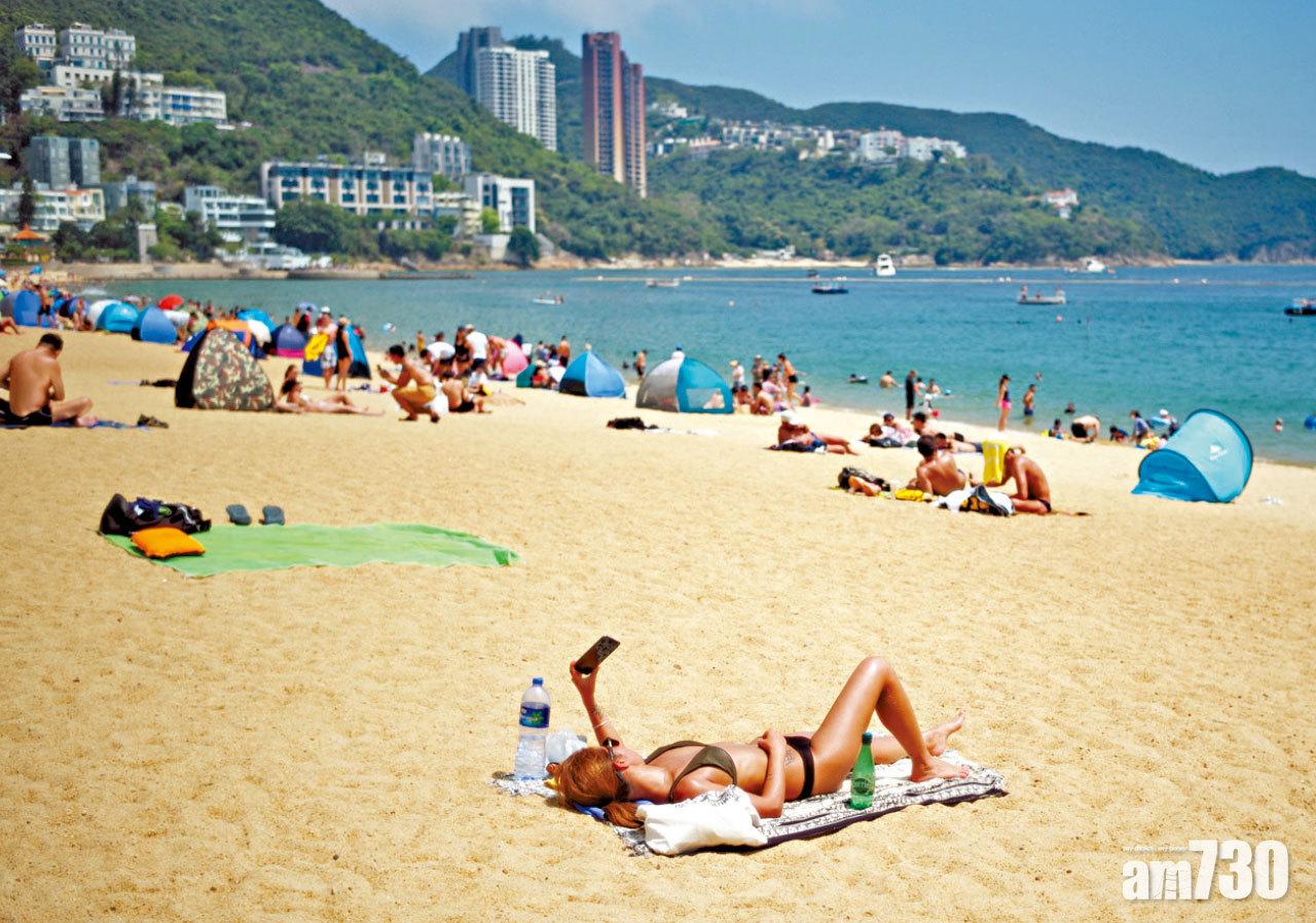 大批市民到淺水灣海灘解暑。(莊振邦攝)