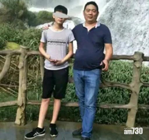 李男父親(右)懷疑,兒子(左)猝死是因為戴口罩跑步。(互聯網)