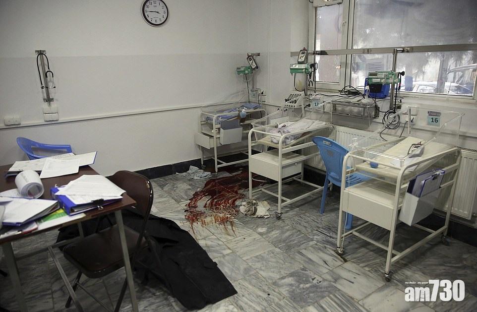 病房地上留下一攤血跡。(美聯社)