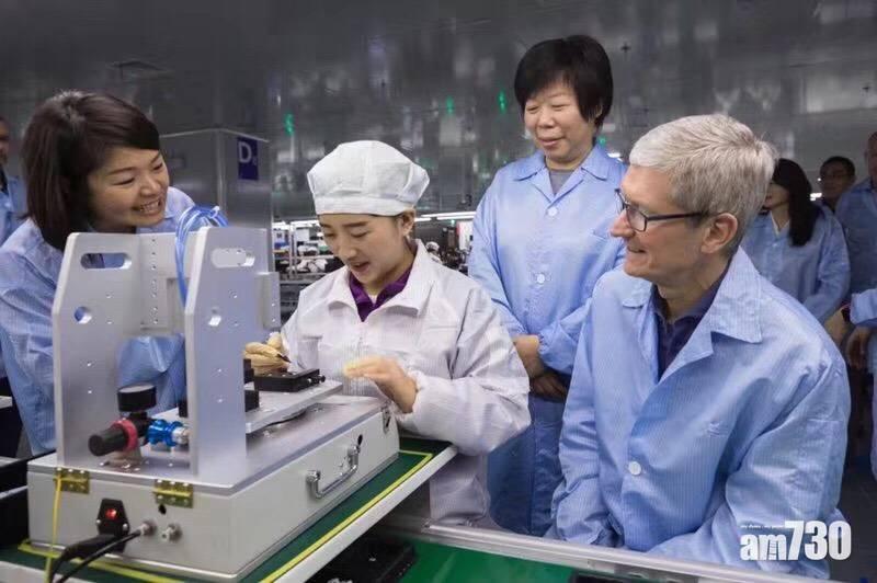 2017 年 12 月, Tim Cook 曾參觀立訊精密的廠房。(圖片來源:立訊精密)