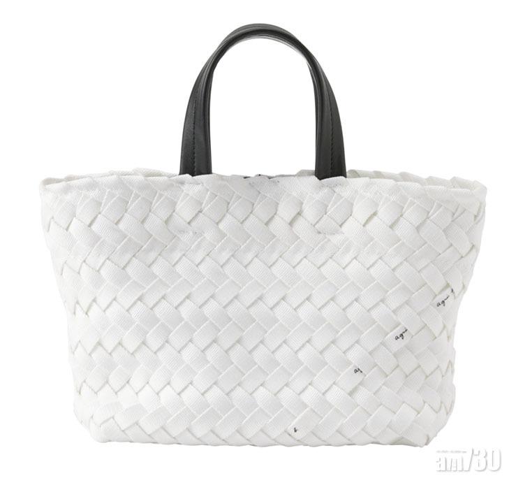 設計充滿夏日感覺的白色織帶袋 $1,590。