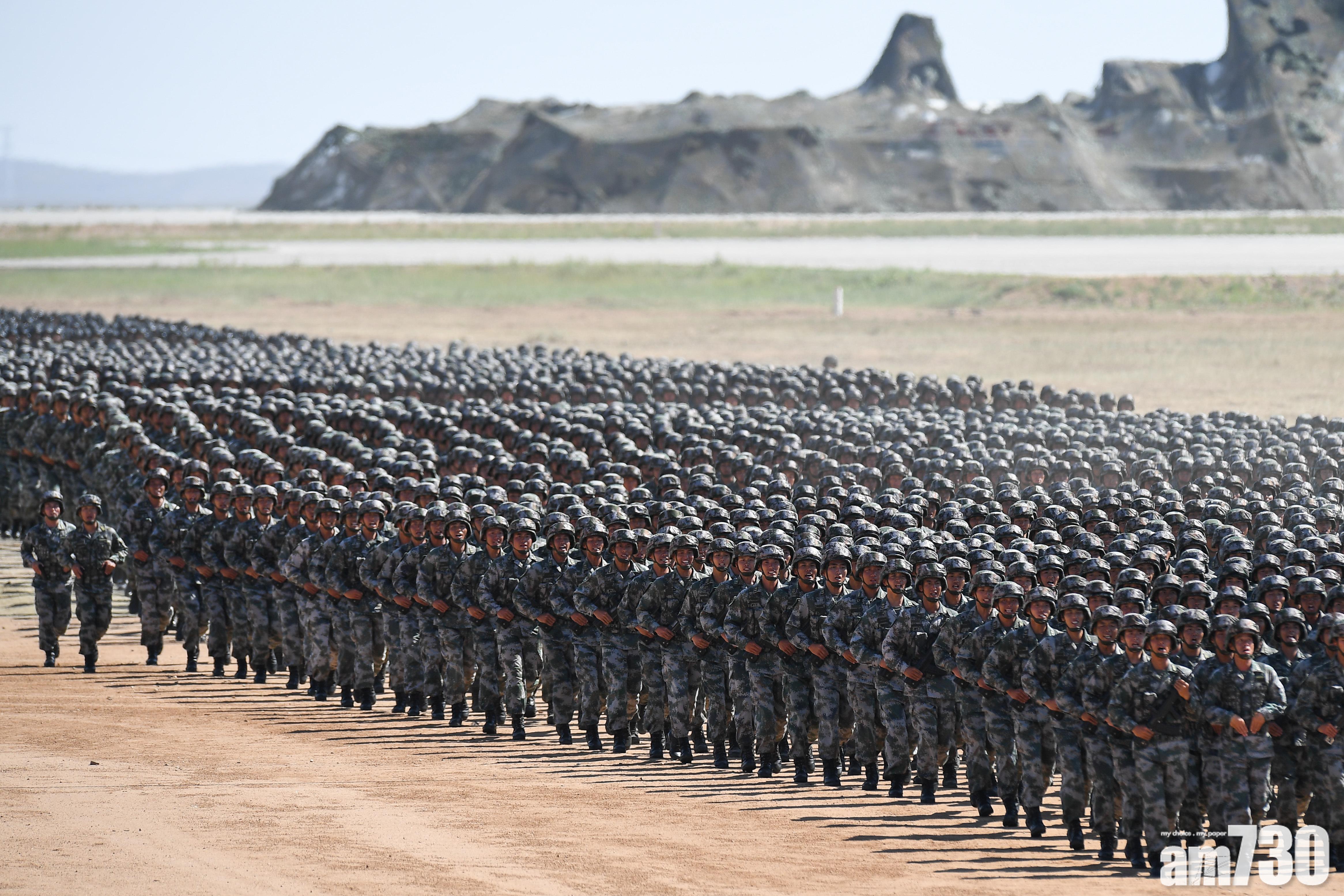 胡錫進認為,中國軍費應至少達到GDP的2%。(資料圖片)