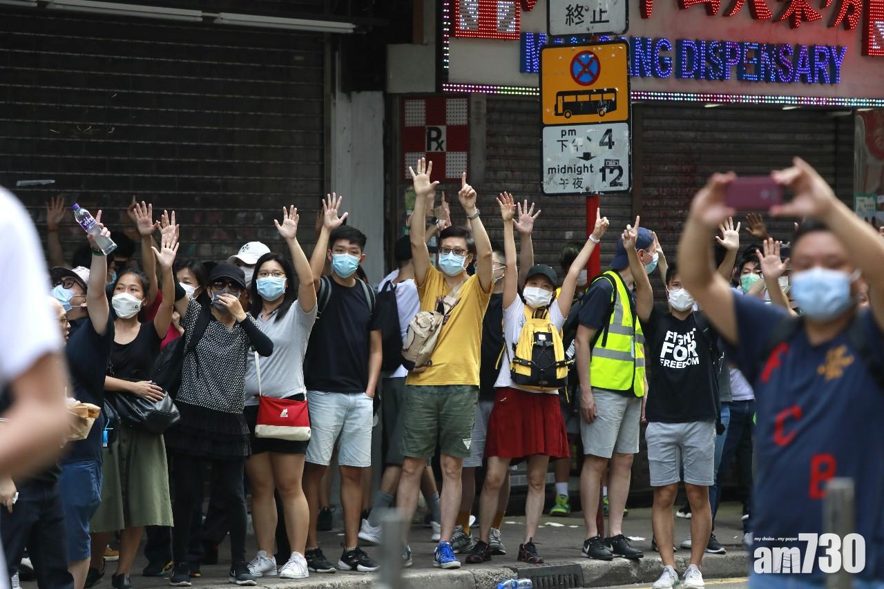 不時有市民高舉手勢喻意「五大訴求,缺一不可」。(林俊源攝)