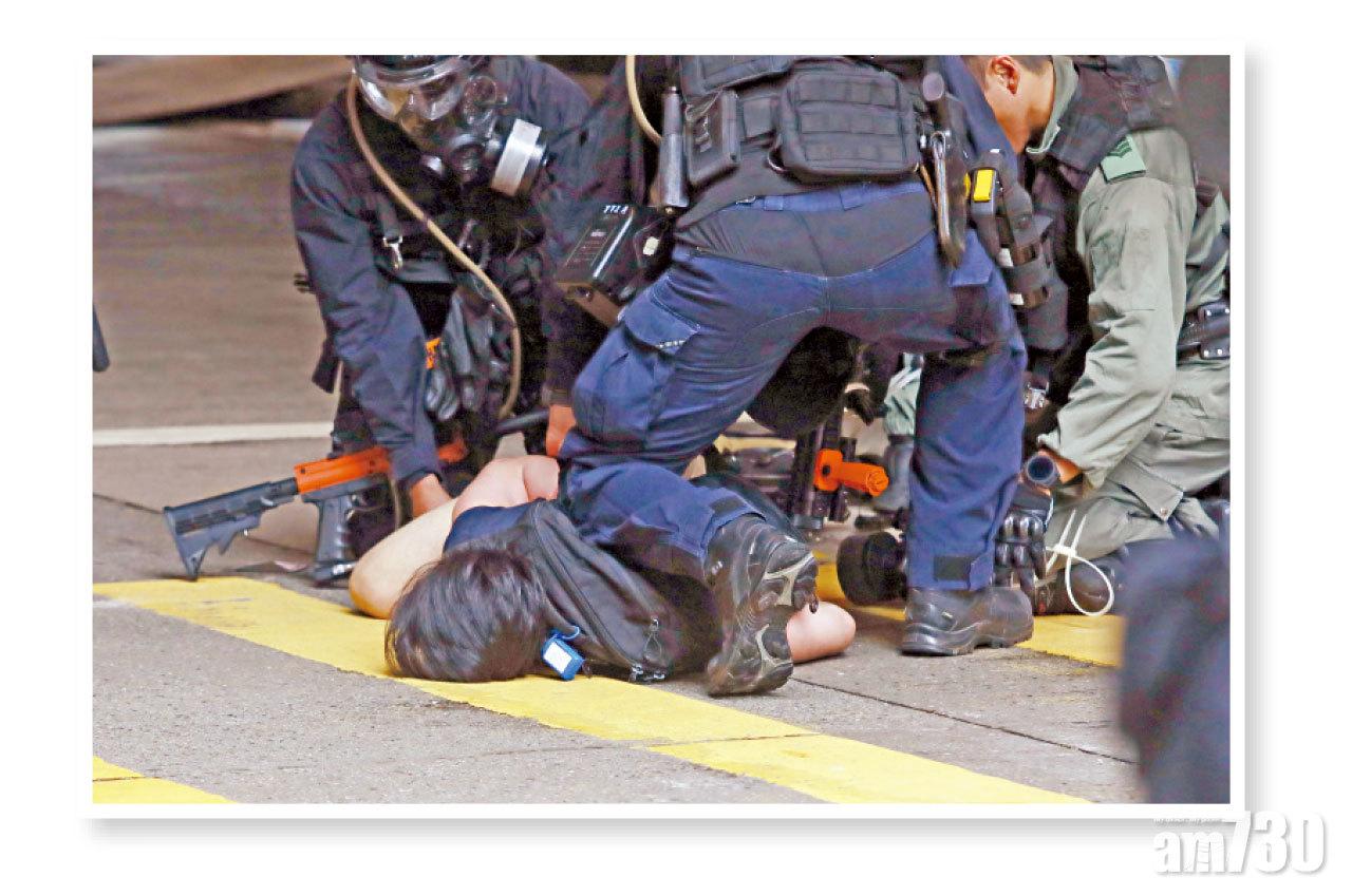 速龍與防暴拘捕近200人。(林俊源攝)