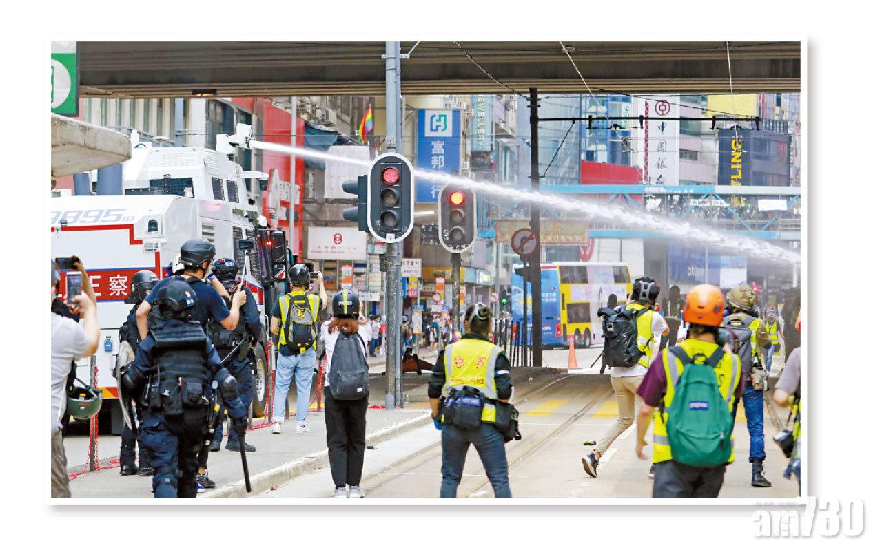水炮車多次射水炮驅散人群。(林俊源攝)