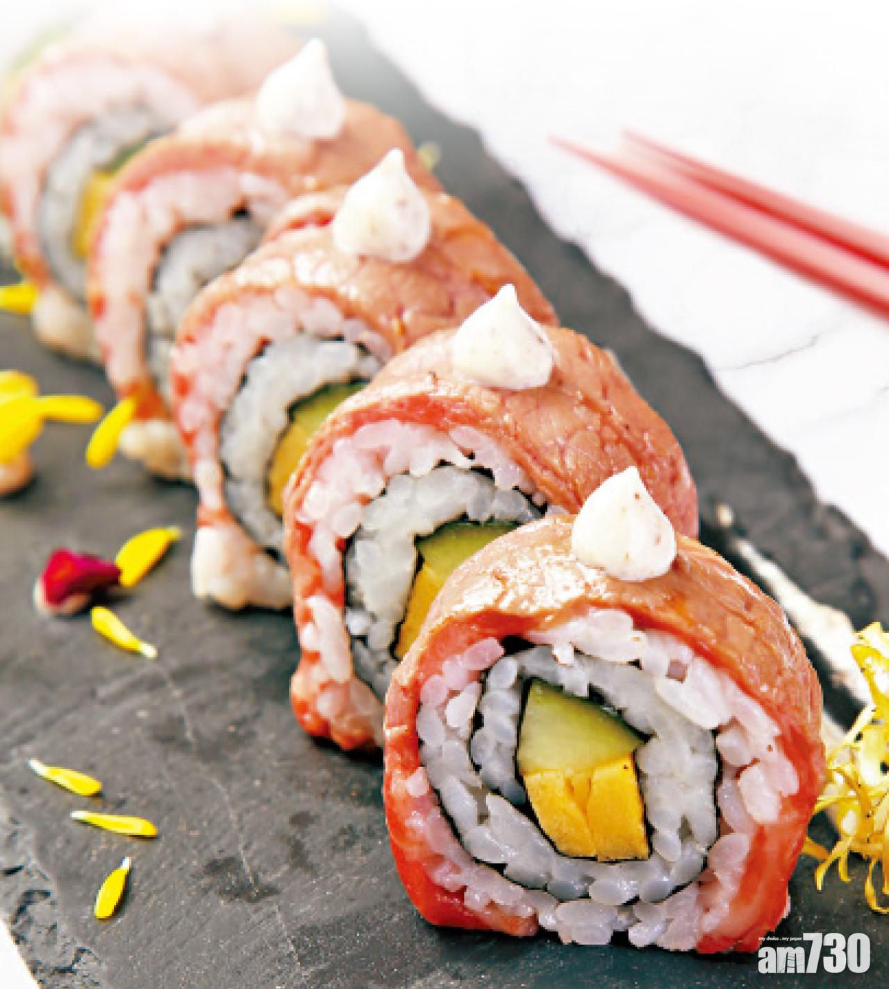 火炙照燒和牛壽司卷,壽司內包上鮮甜玉子及青瓜,表層加上M5和牛再以火槍炙燒,最後綴以黑松露醬。