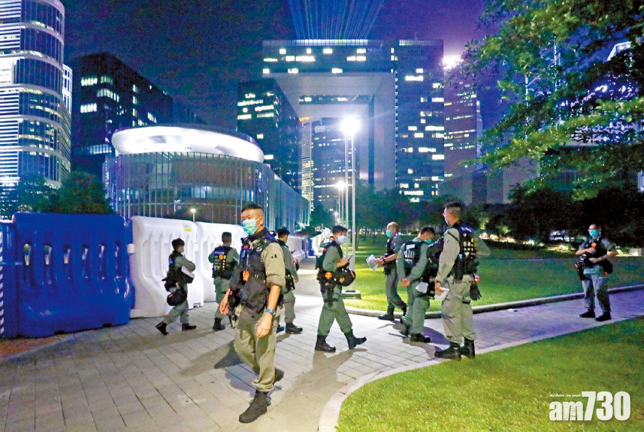 大批防暴警昨晚外圍戒備。(林俊源攝)