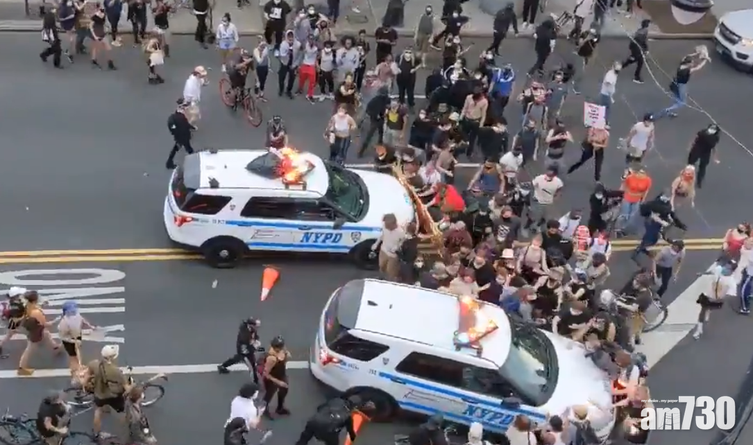 紐約市有警車撞向示威者,市長白思豪稱,希望警員沒有這樣做,但也指示威者不應包圍警車。(互聯網)
