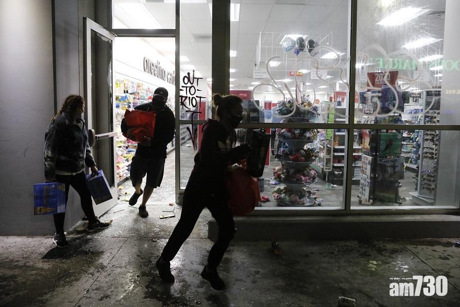 洛杉磯有商店遭搶掠。(美聯社)