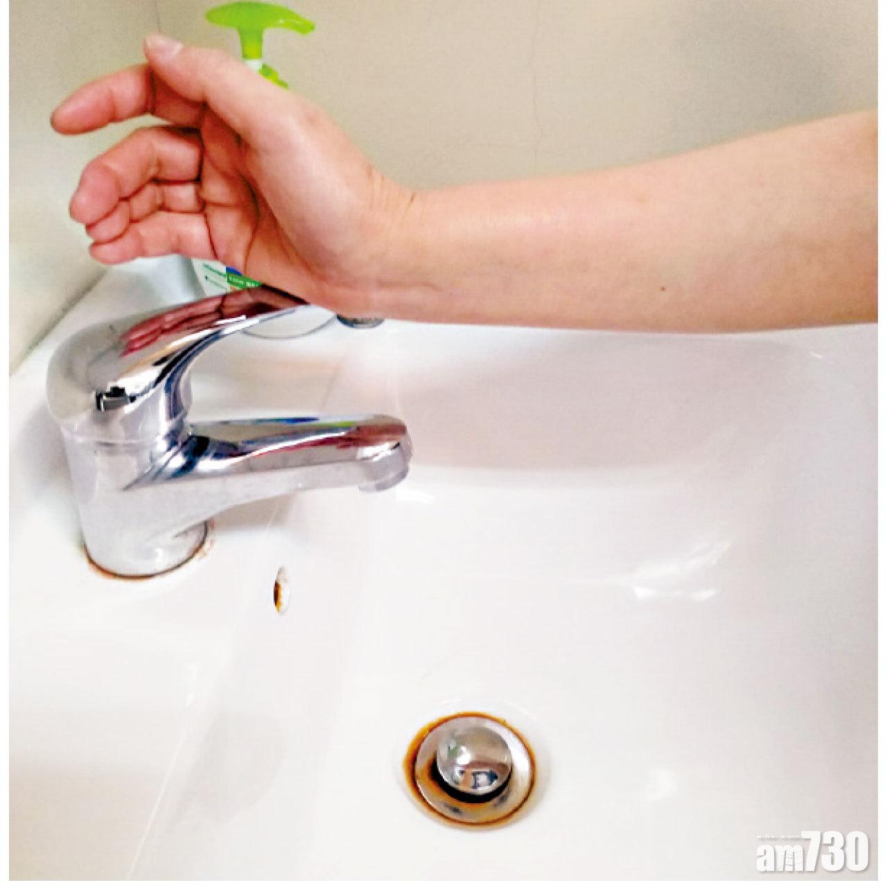 洗手後用手腕關上水喉,別讓指頭碰到開關。