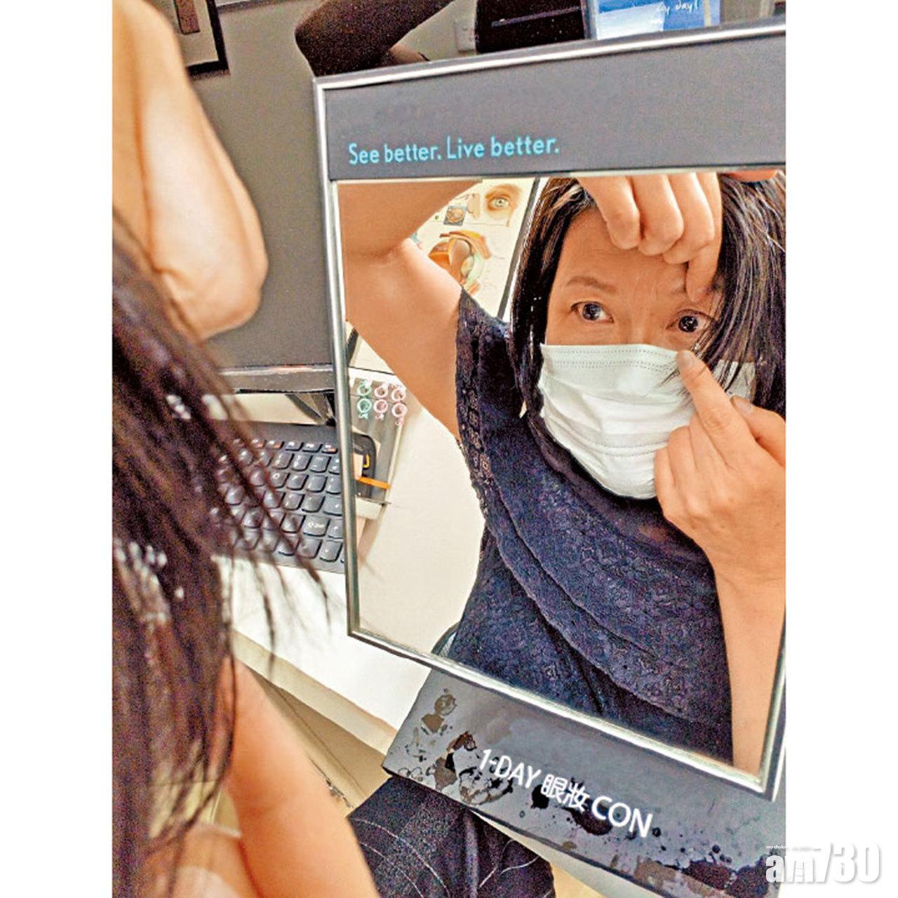 戴隱形眼鏡時要把額前劉海束好,免髮絲掉落弄污鏡片。