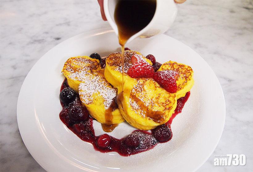 迪士尼食譜|米奇法式多士步驟9︰按喜好淋上楓糖漿就完成!