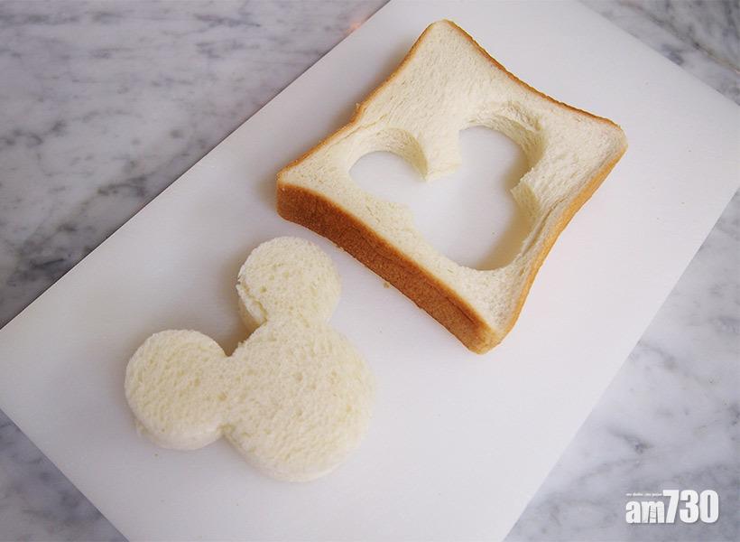 迪士尼食譜|米奇法式多士步驟1︰將預先準備好的米奇模具放在麵包上,然後用刀切出米奇的形狀。