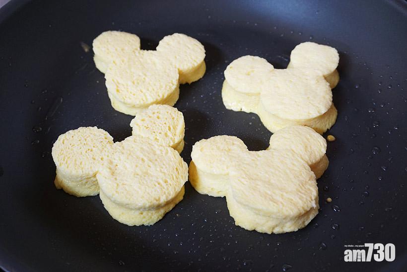 迪士尼食譜|米奇法式多士步驟4︰將沙律油倒入煎鍋中,然後用小火加熱。