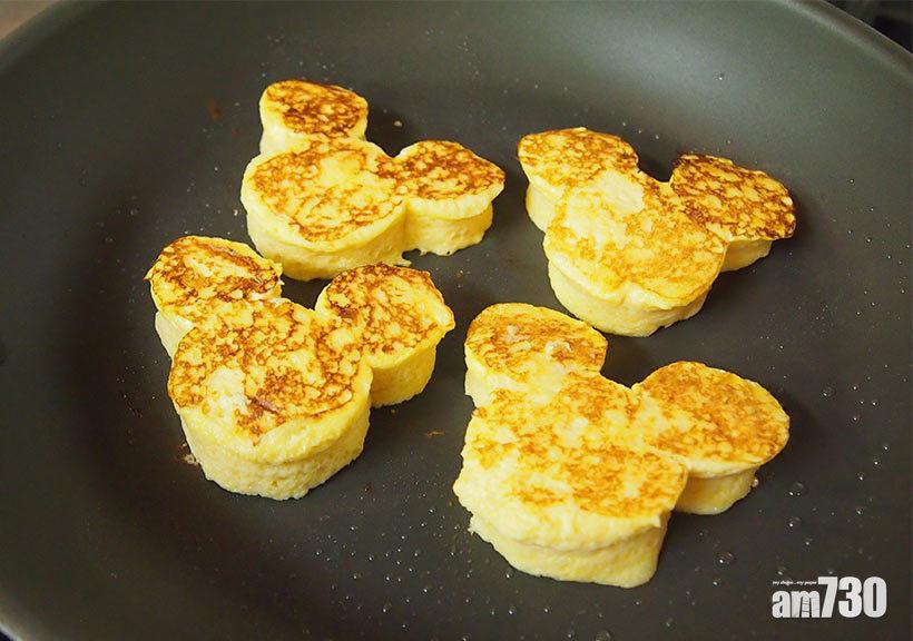 迪士尼食譜|米奇法式多士步驟5︰將麵包放入煎鍋,用小火煎至兩面都變成金黃色為止。