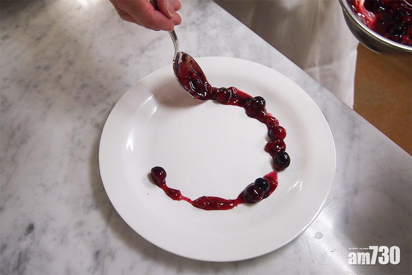 迪士尼食譜|米奇法式多士步驟6︰將混合好的雜莓醬,圍著碟的外面淋一圈。