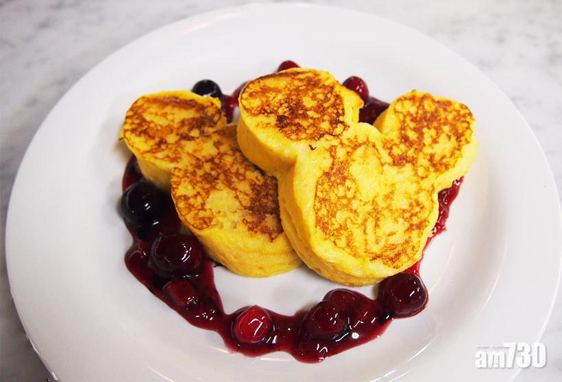 迪士尼食譜|米奇法式多士步驟7︰將法式多士放在碟的中央。