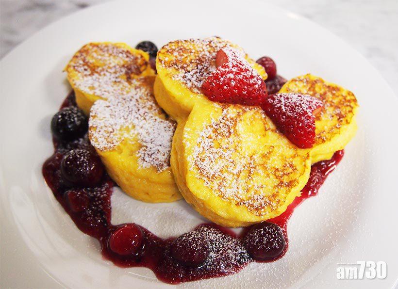 迪士尼食譜|米奇法式多士步驟8︰在法式多士上部放上切好的士多啤梨,並撒上適量糖粉。