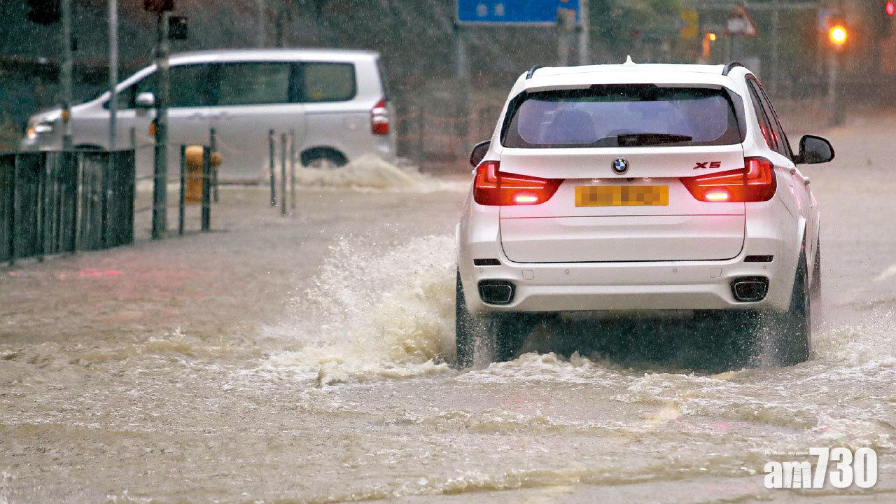 大雨下,歌和老街出現水浸。(林俊源攝)