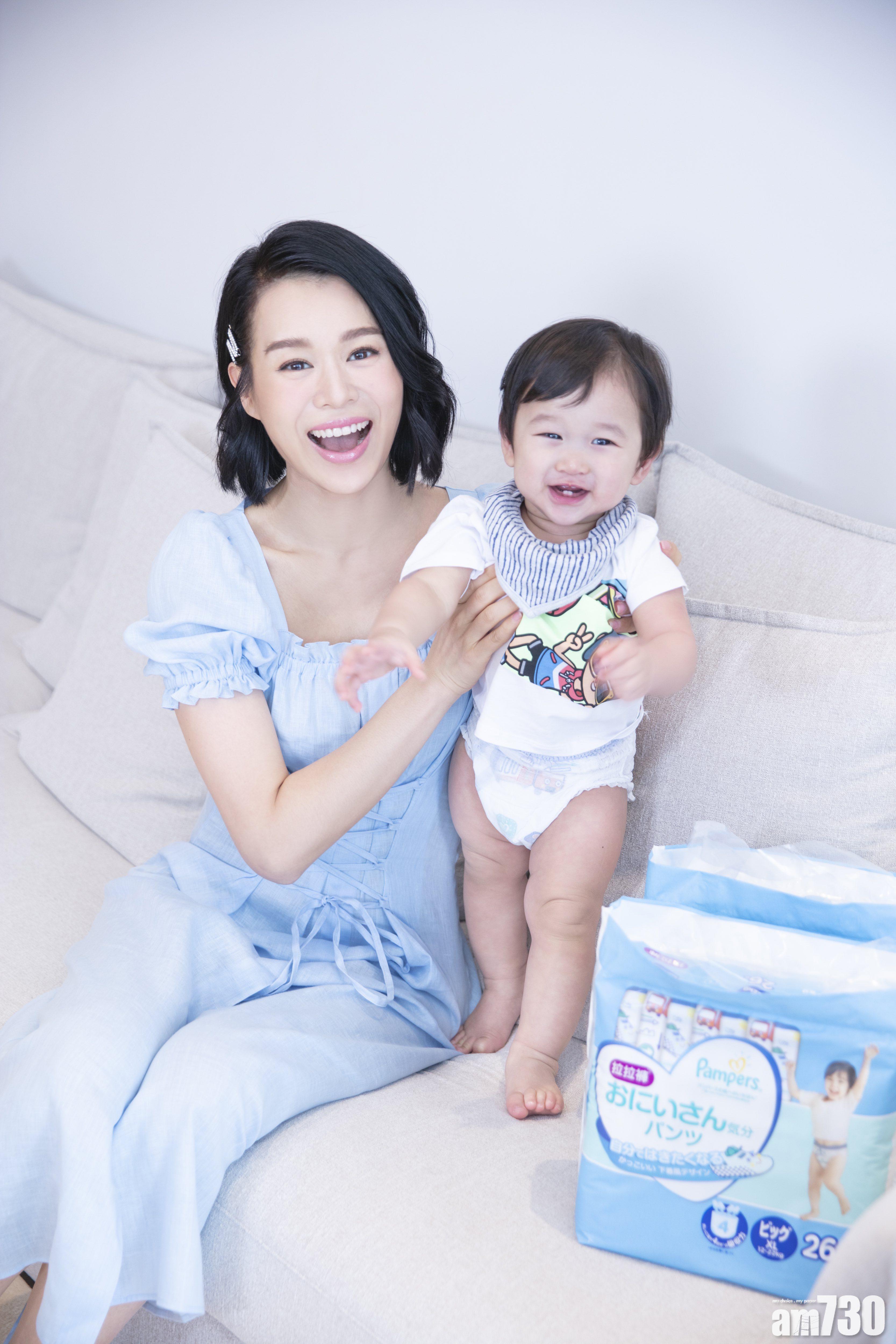 杏兒為Ryan襯上白色卡通T恤和直條領巾。