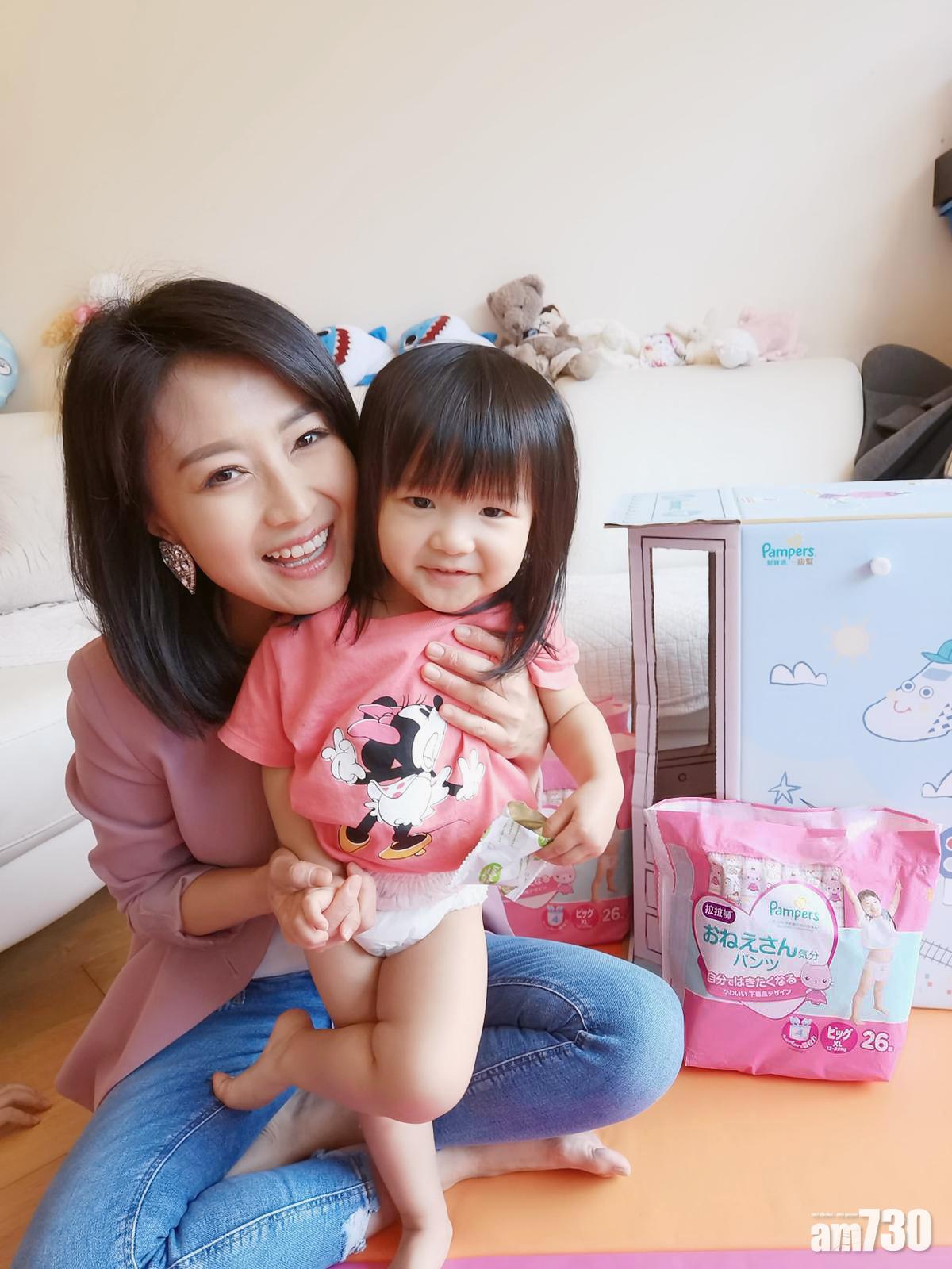 近年轉型成為網紅KOL的陳倩揚,與寶貝女一身粉色打扮,配襯成親子裝。