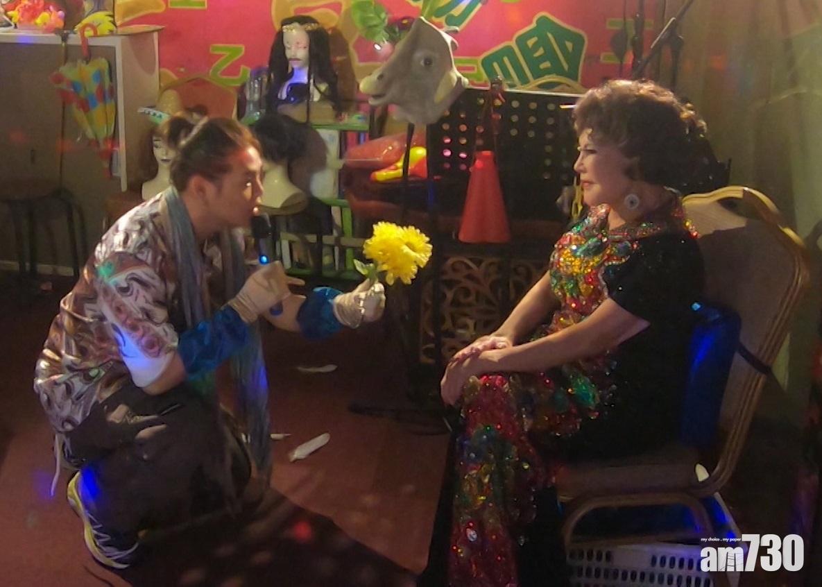 保錡向夏蕙姨獻花