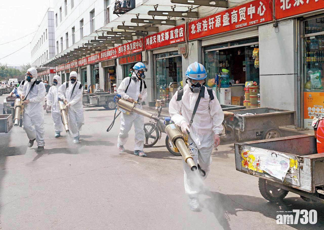 防疫人員消毒路面。(路透社)