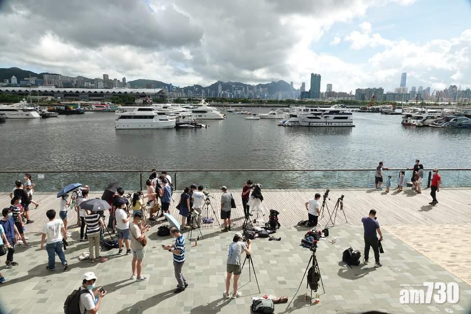 市民一睹難得天文現象。(陳奕釗攝)