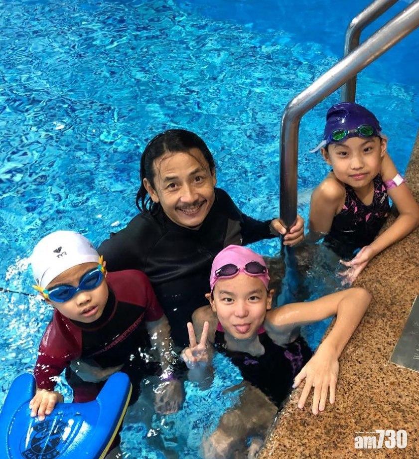 本身是游泳教練的黃澤鋒十分喜歡小朋友。