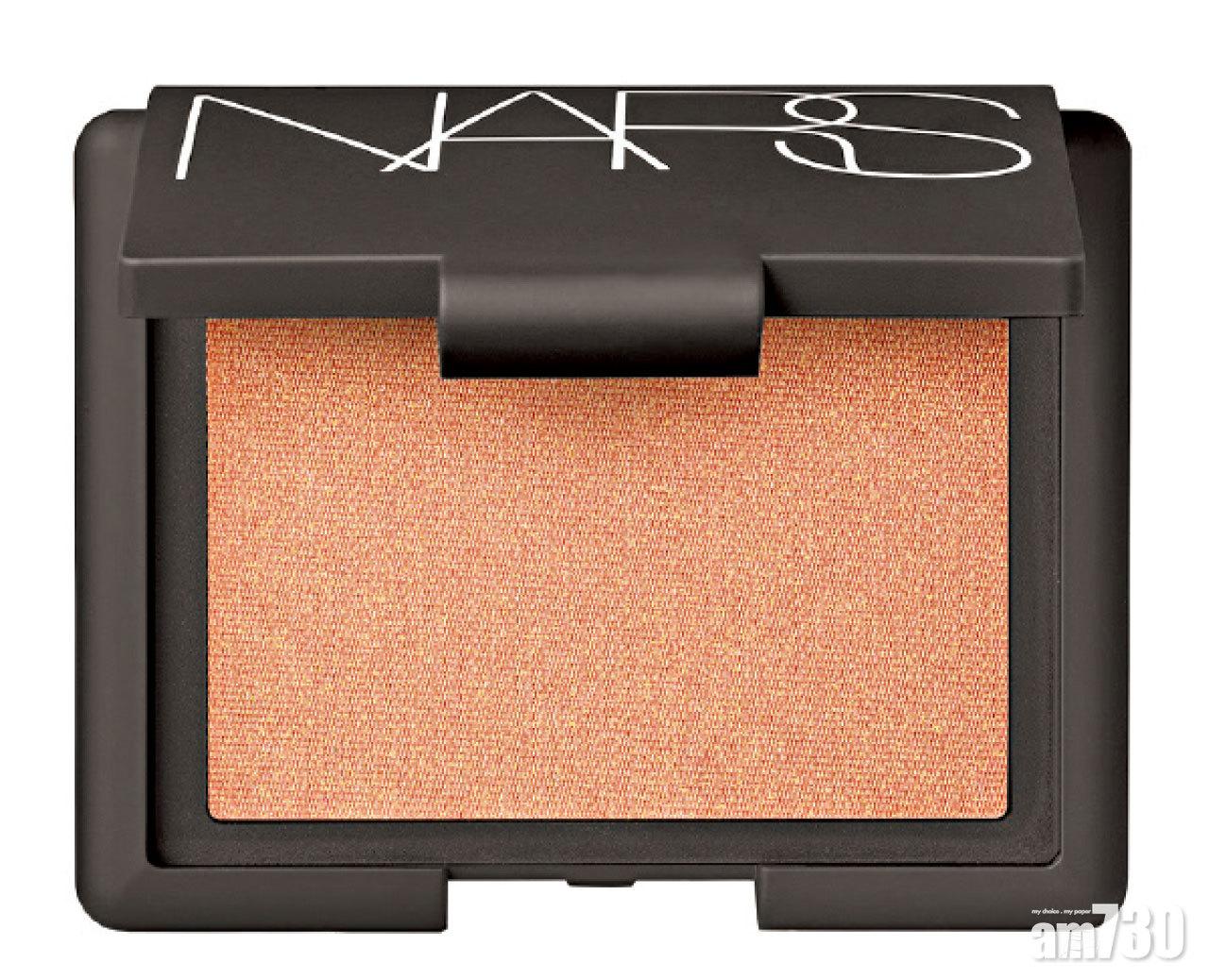 閃亮深米黃色胭脂 (#TEMPTED) $310 (a)
超細緻粉末極易暈染,塑造均勻、啞緻兼具質感的自然紅暈妝效。